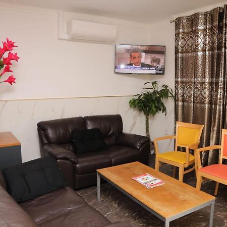 Hotel Le Privilege La Courneuve Exterior photo