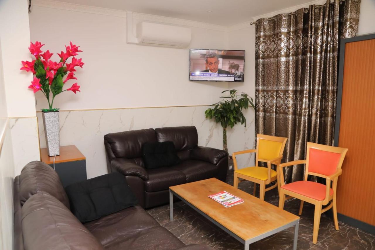 Hotel Le Privilege La Courneuve Exterior photo